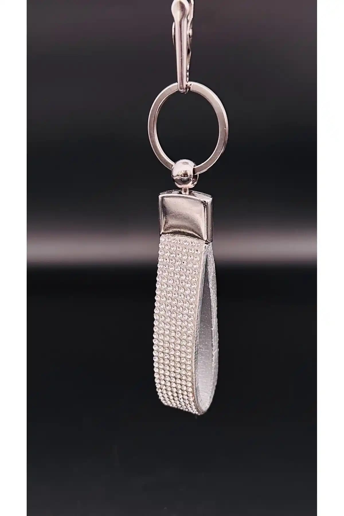 Fox Gü<müş> Taşlı Anahtarlık: Şık Tasarımı ve Uzun Ömürlü Kullanımıyla Günlük Aksesuar