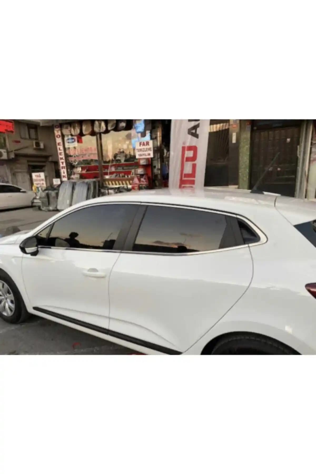 Renault Cilo 5 HB Krom Cam Çerçevesi: Estetik ve Dayanıklılık İçin Uygun Otomotiv Aksesuarı