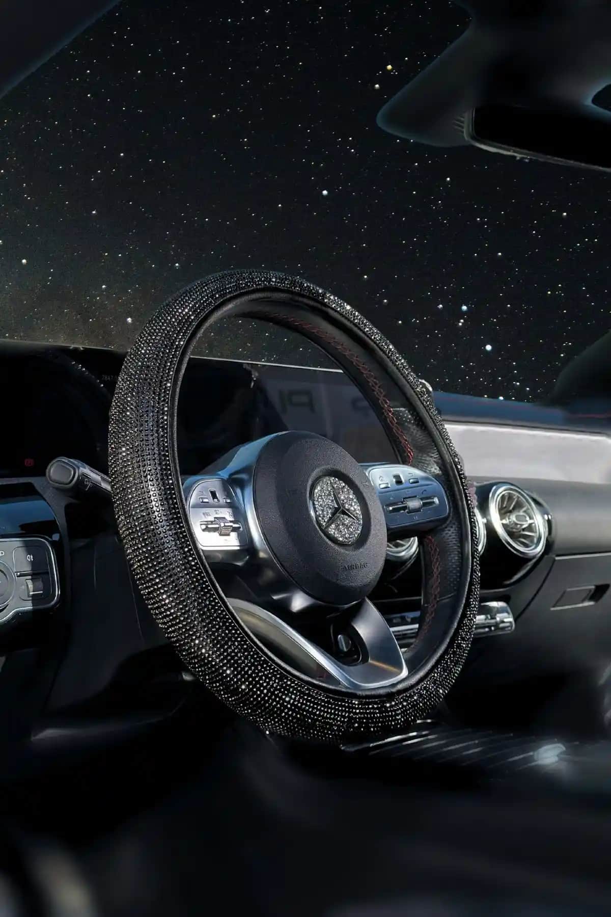 Tasarım Arabam Atike Elif Akın Siyah Taş Görünümlü Direksiyon Kılıfı Özellikleri ve Kullanım İpuçları