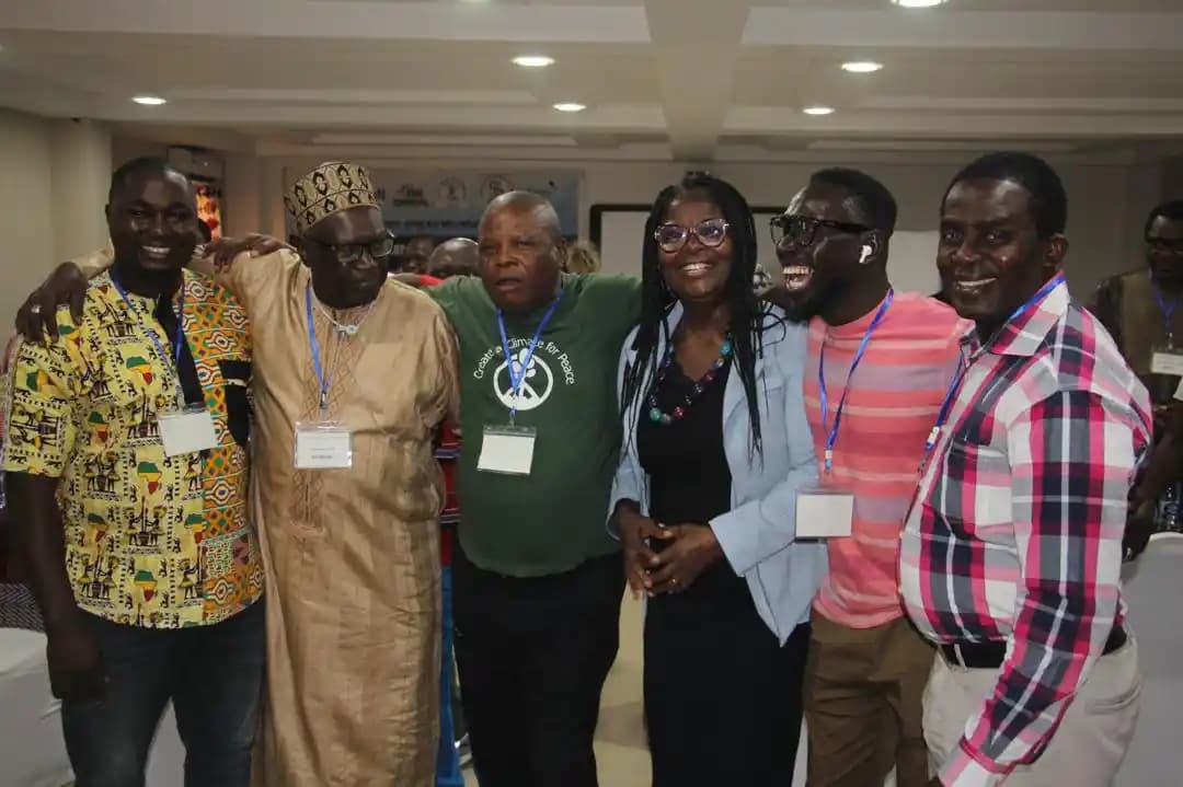 Günümüz Dijital Dünyasında Facebook ve Outlook'un Rolü ve Kullanım Alanları