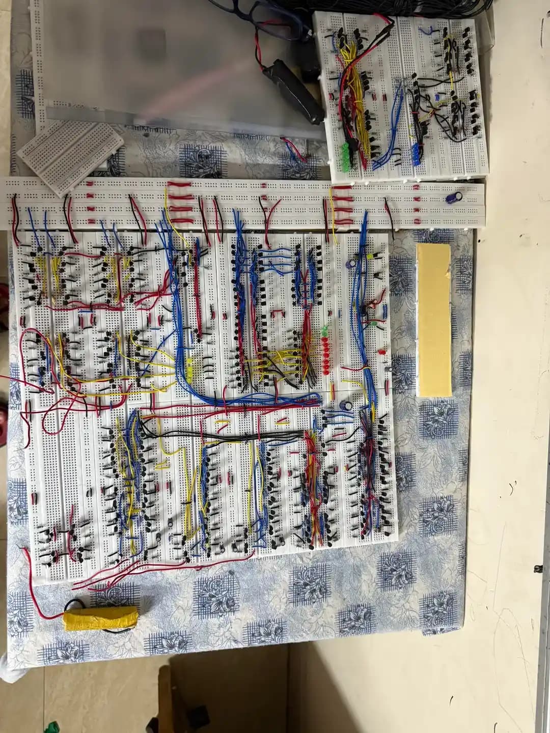 4-Bit Breadboard Bilgisayar Tasarımı: Transistör Seviyesinde Kişisel Bir Elektronik Proje