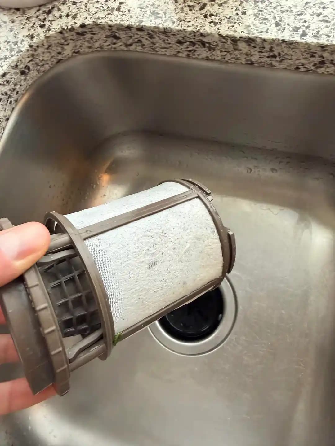 Bulaşık Makinesi Filtresinde Beyaz Lifli Birikintilerin Nedenleri ve Etkili Çözümler