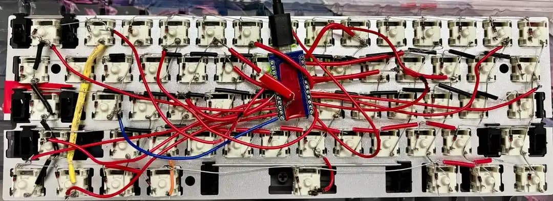 Elektronik Öğrencisinin El Yapımı Klavye Tasarımında Karşılaştığı Teknik Zorluklar ve Çözümler
