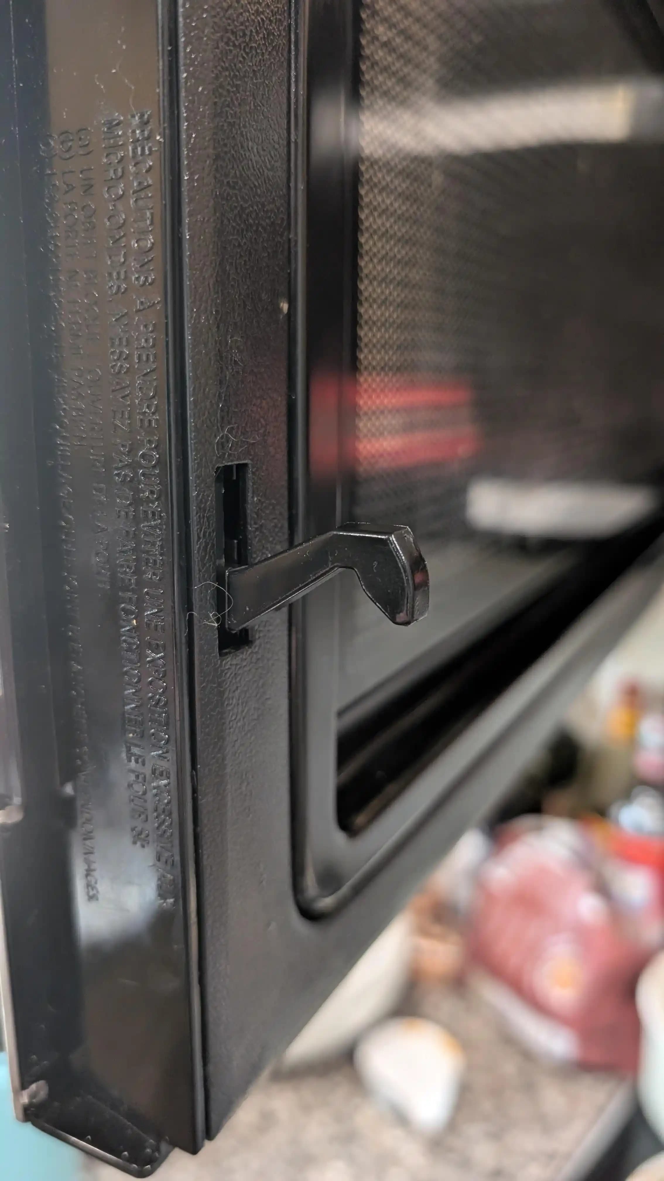 Fırınlı Mikrodalga Fırın Kapısı Tamirinde Pratik ve Güvenli Çözümler ve Yay Bağlantısı Sorunları