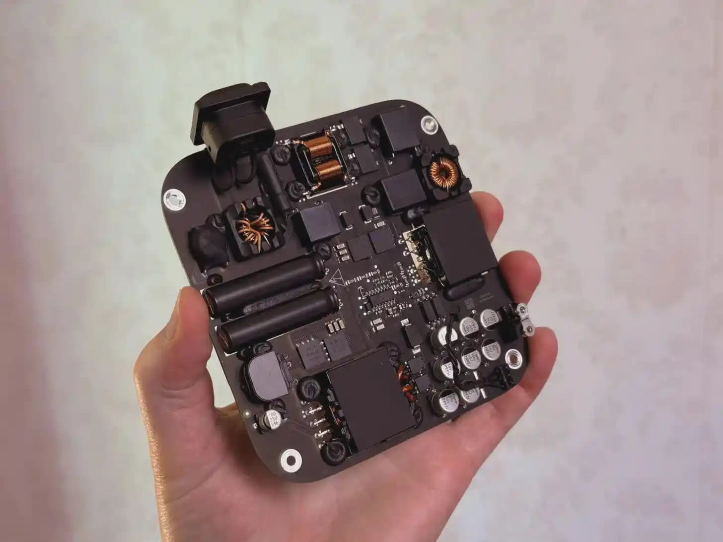 Mac Mini Güç Kaynağı Tasarımında Estetik ve Fonksiyonellik Dengesi Üzerine İnceleme