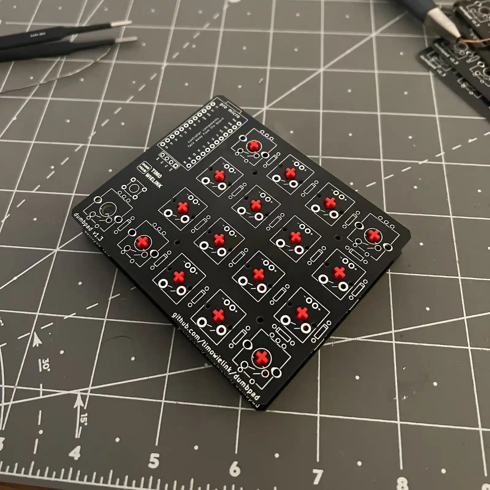 Macropad PCB Tasarımında Topraklama, Buton Entegrasyonu ve Açık Kaynak Paylaşımı