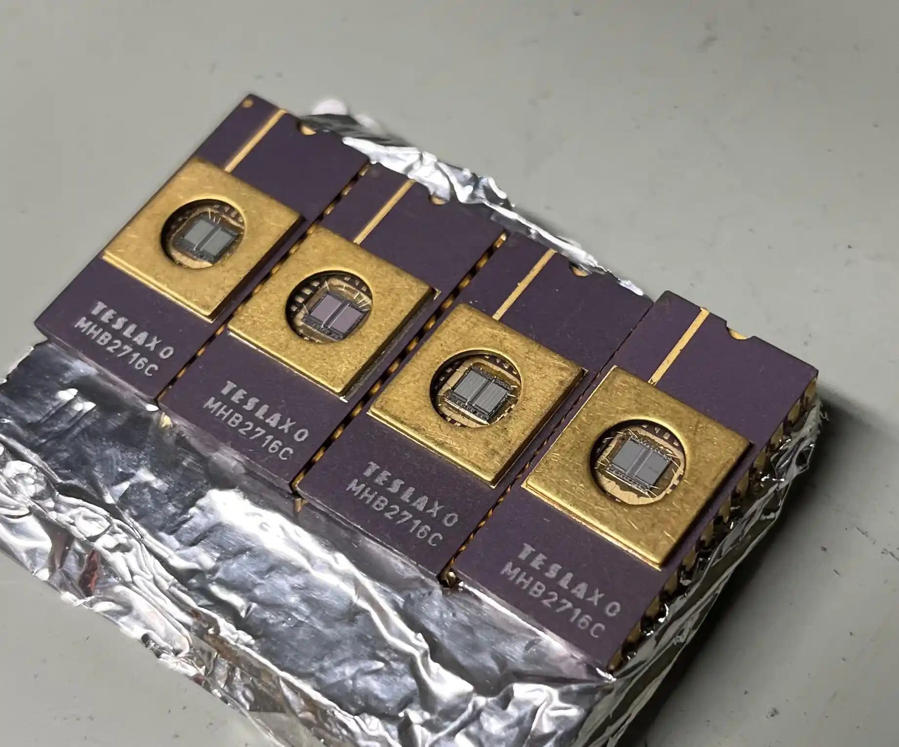 Tesla'nın 2K UV Işığıyla Silinebilen EPROM Çipleri ve Teknolojik Özellikleri