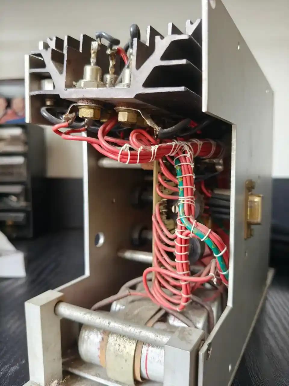 1979 Polonya Yapımı 12V Güç Kaynağı: Dayanıklılık ve Teknolojik Karşılaştırmalar