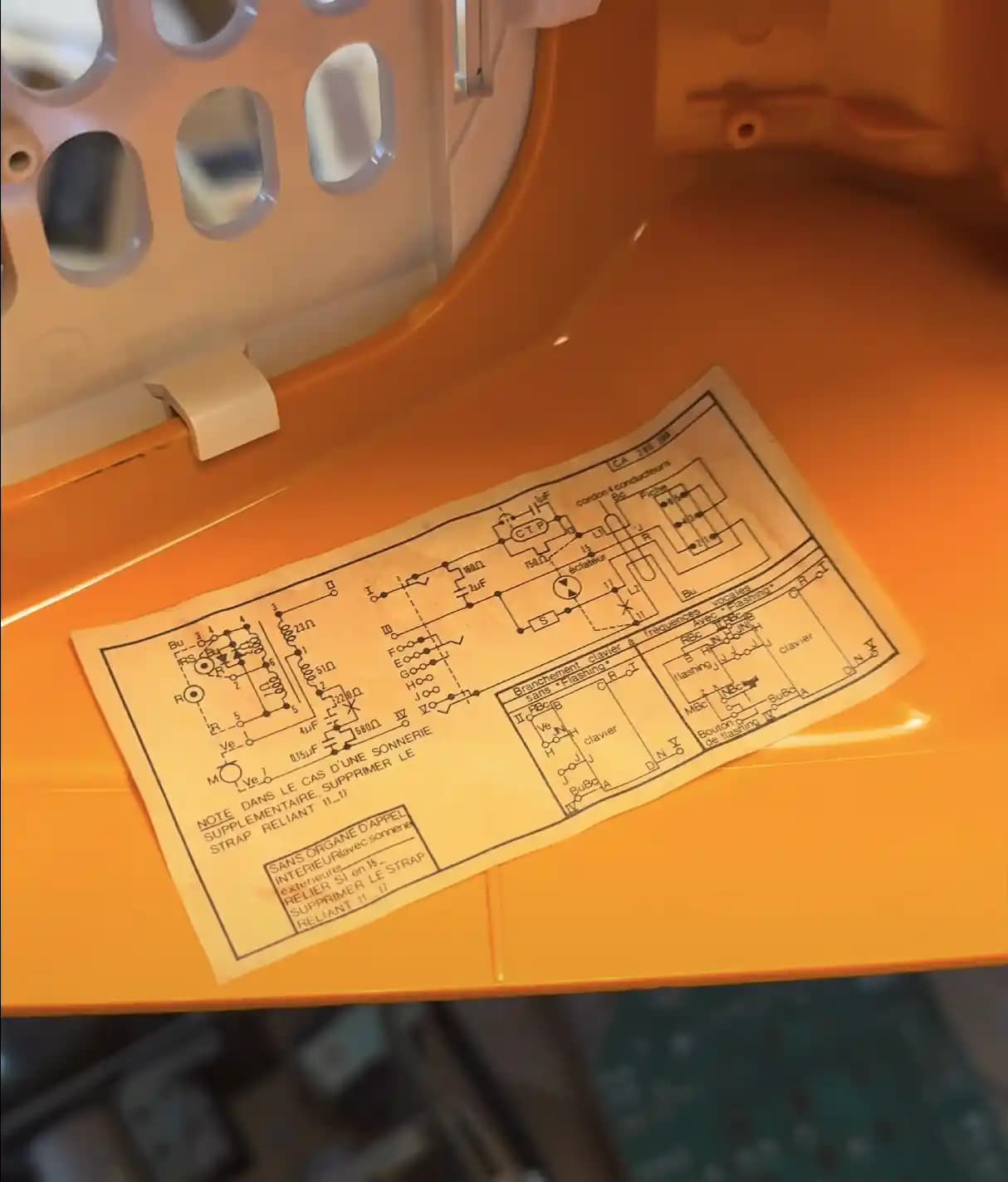 60'lar Fransız Vintage Telefonlarında Tam Elektronik Şemalar ve Servis Kolaylığının Tarihçesi