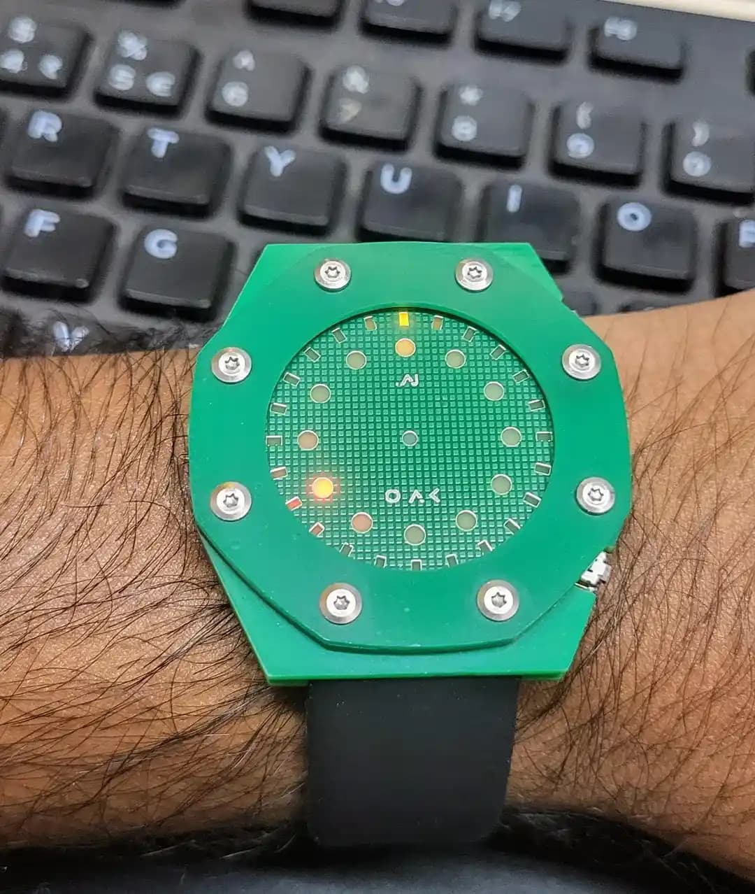 Dijital Saat Tasarımında Teknik Detaylar, Malzeme Seçimi ve Enerji Yönetimi