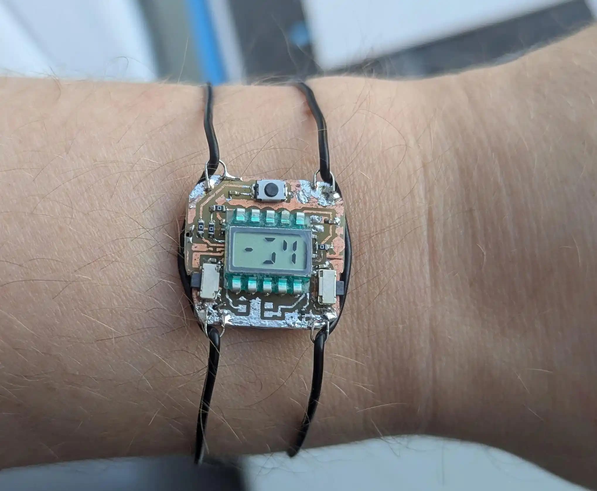 İkili Yedi Segmentli Bilek Saati Tasarımı ve Okunması: Teknik ve Kullanıcı Deneyimi