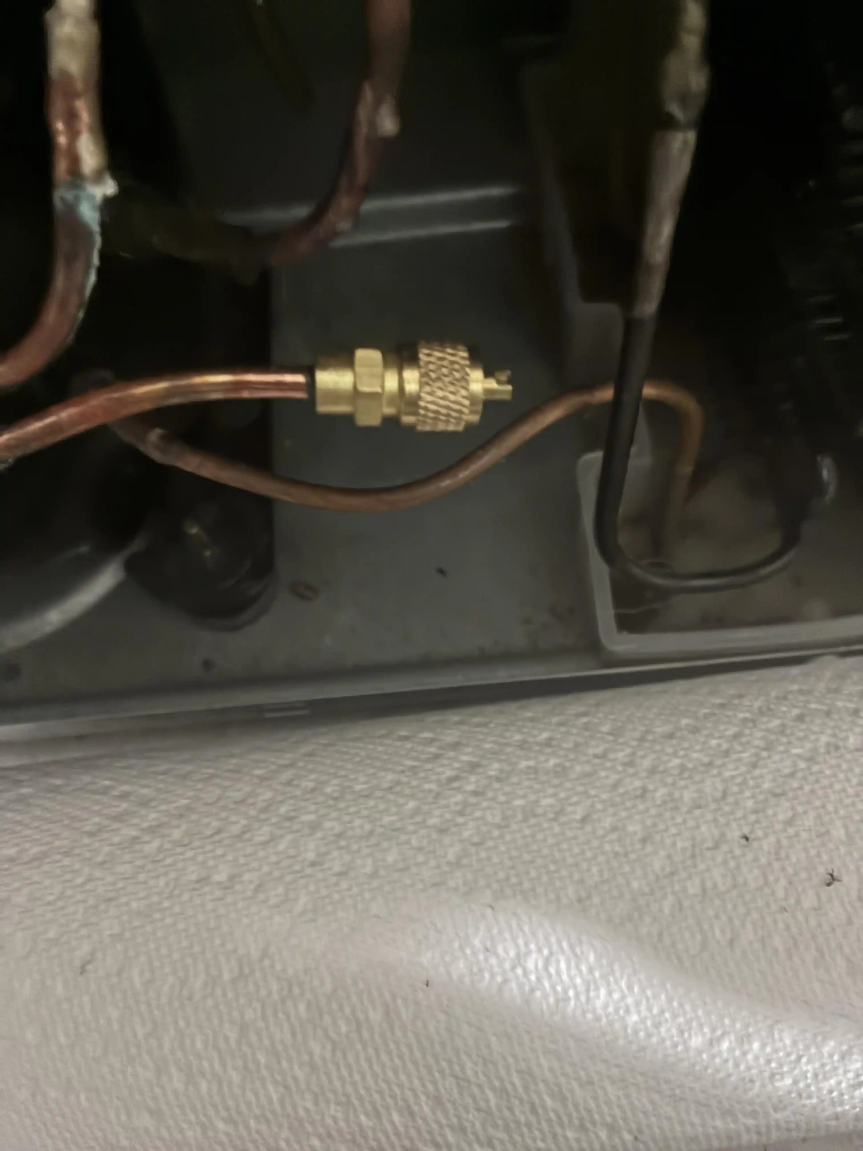 Buzdolabının Altındaki Termination ve Schrader Valfinin İşlevi ve Önemi