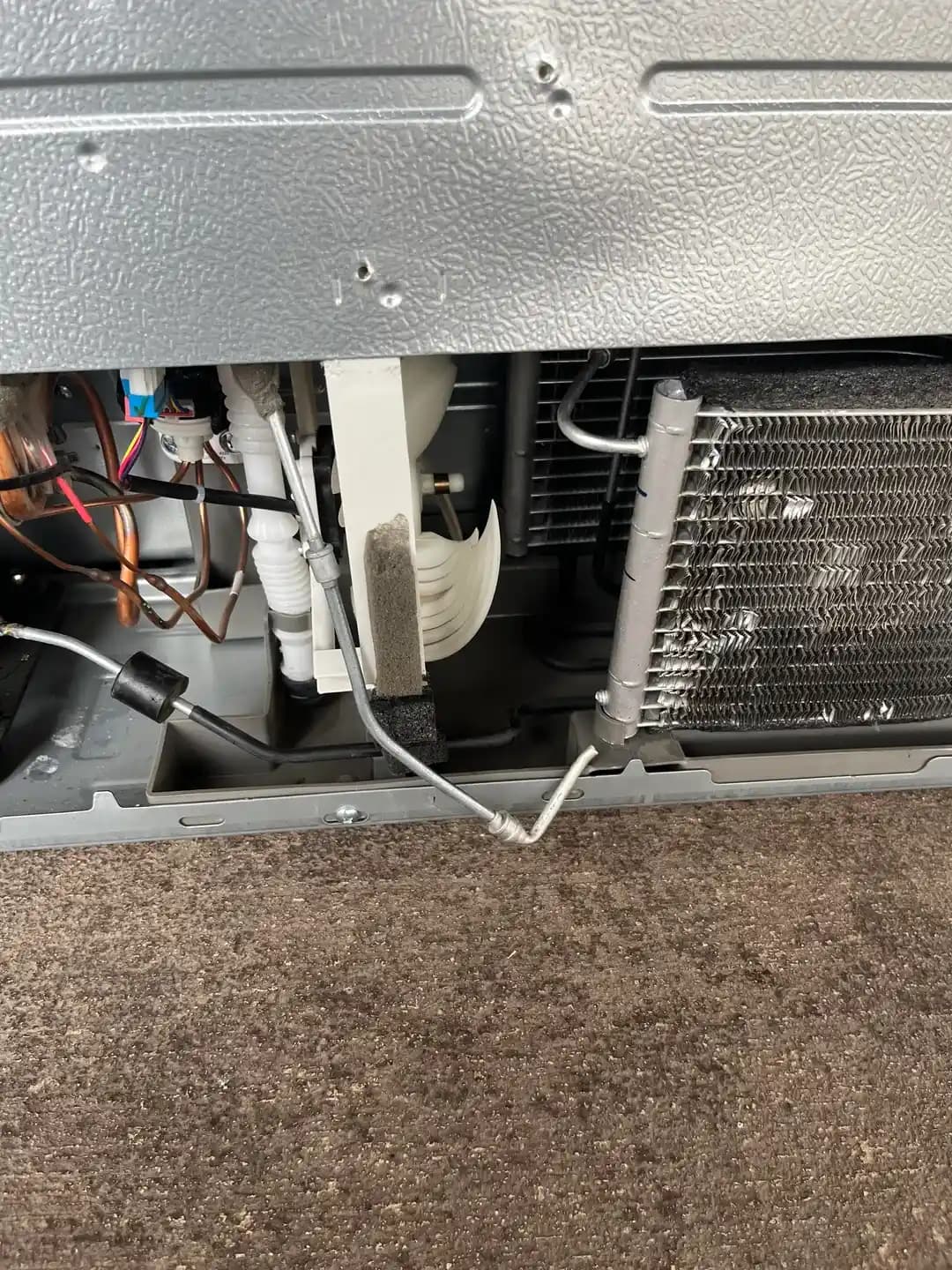 Hasarlı LG Buzdolabının Kondanser Tamiri ve Maliyet Analizi: Karar Rehberi