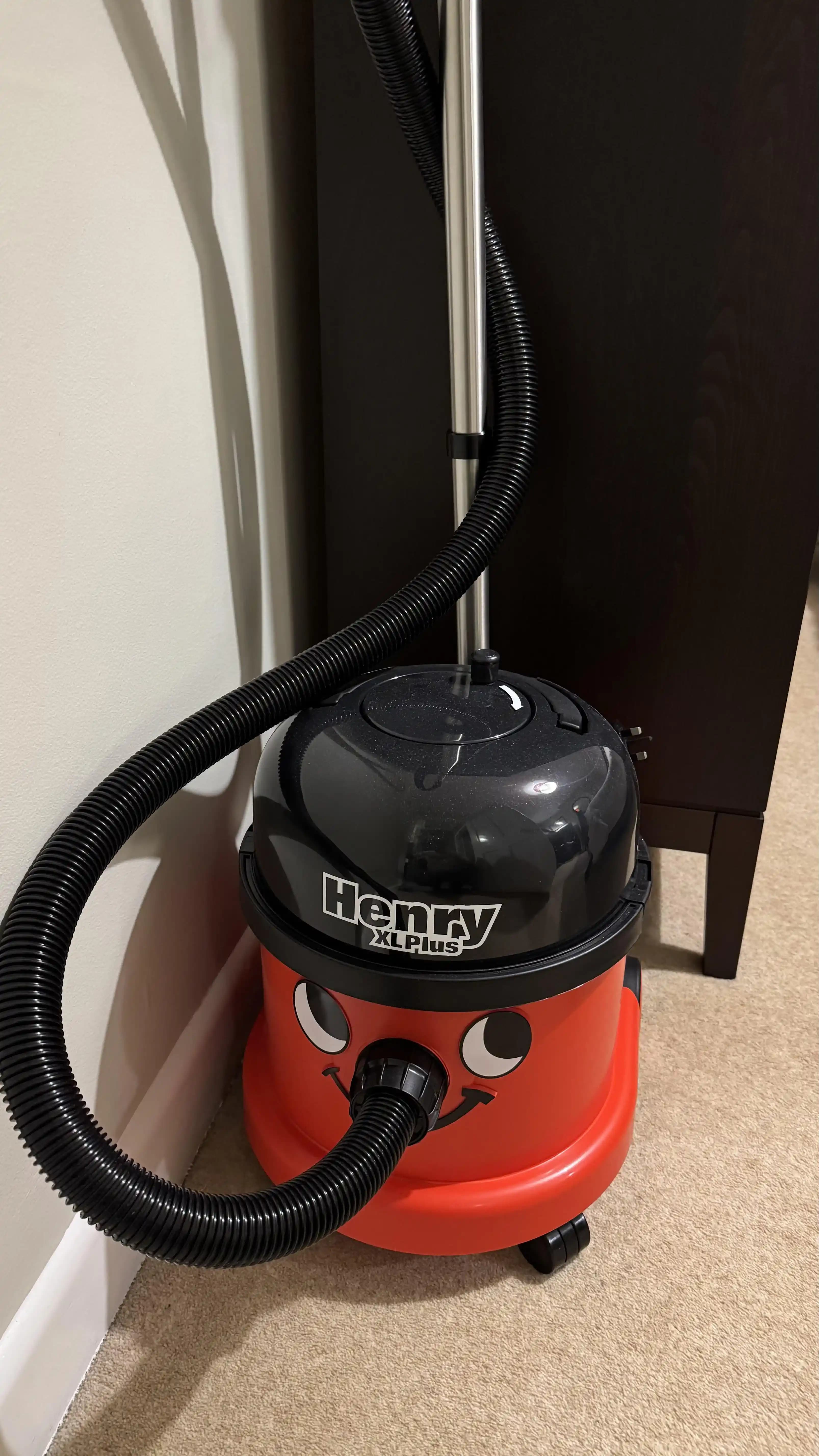 Numatic Henry Elektrikli Süpürgelerde Hortum Tasarımı ve Malzeme Kalitesi Değişiklikleri