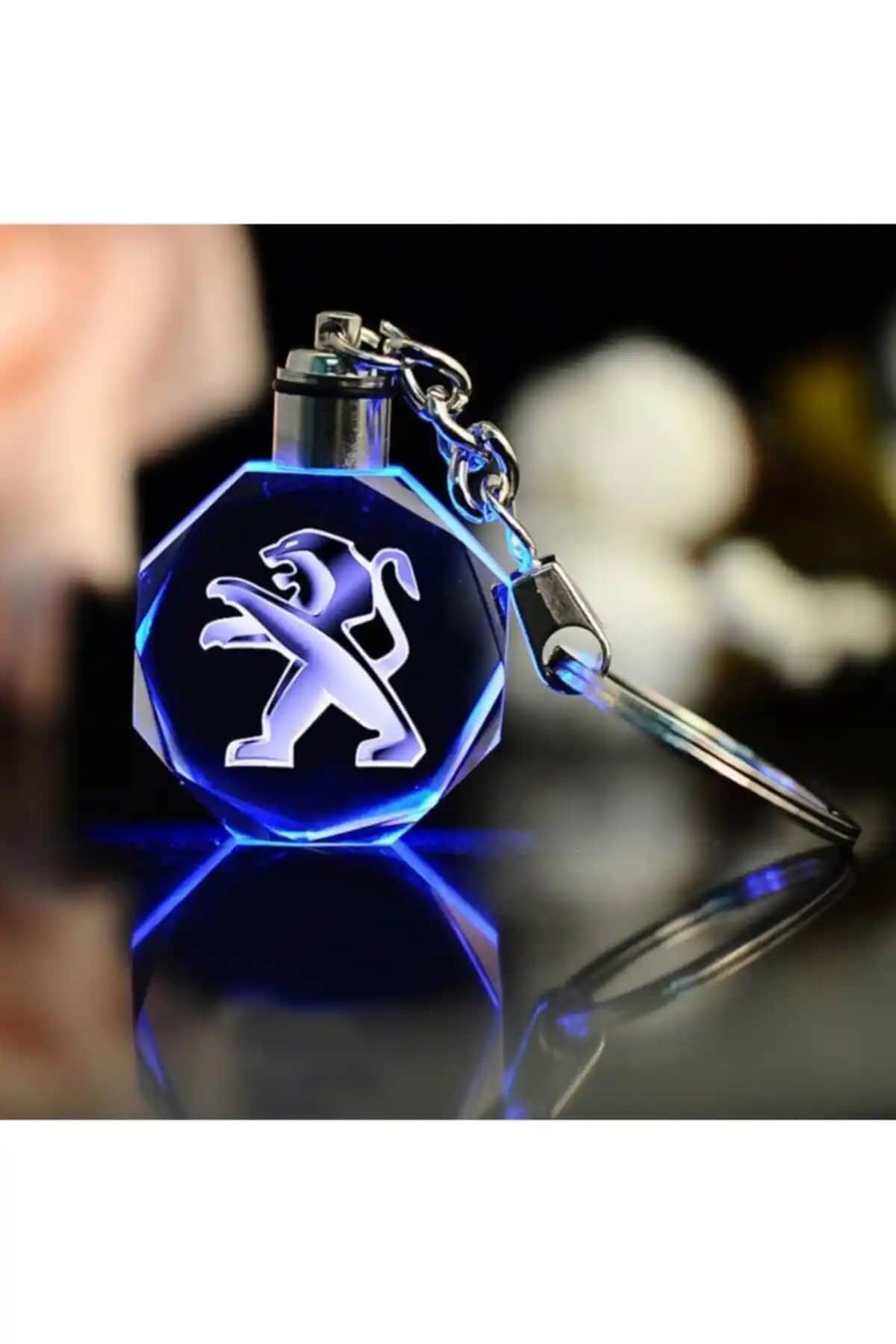 7 Renk Yanan LED Işıklı 3D Araba Anahtarlık Modern ve Şık Tasarım