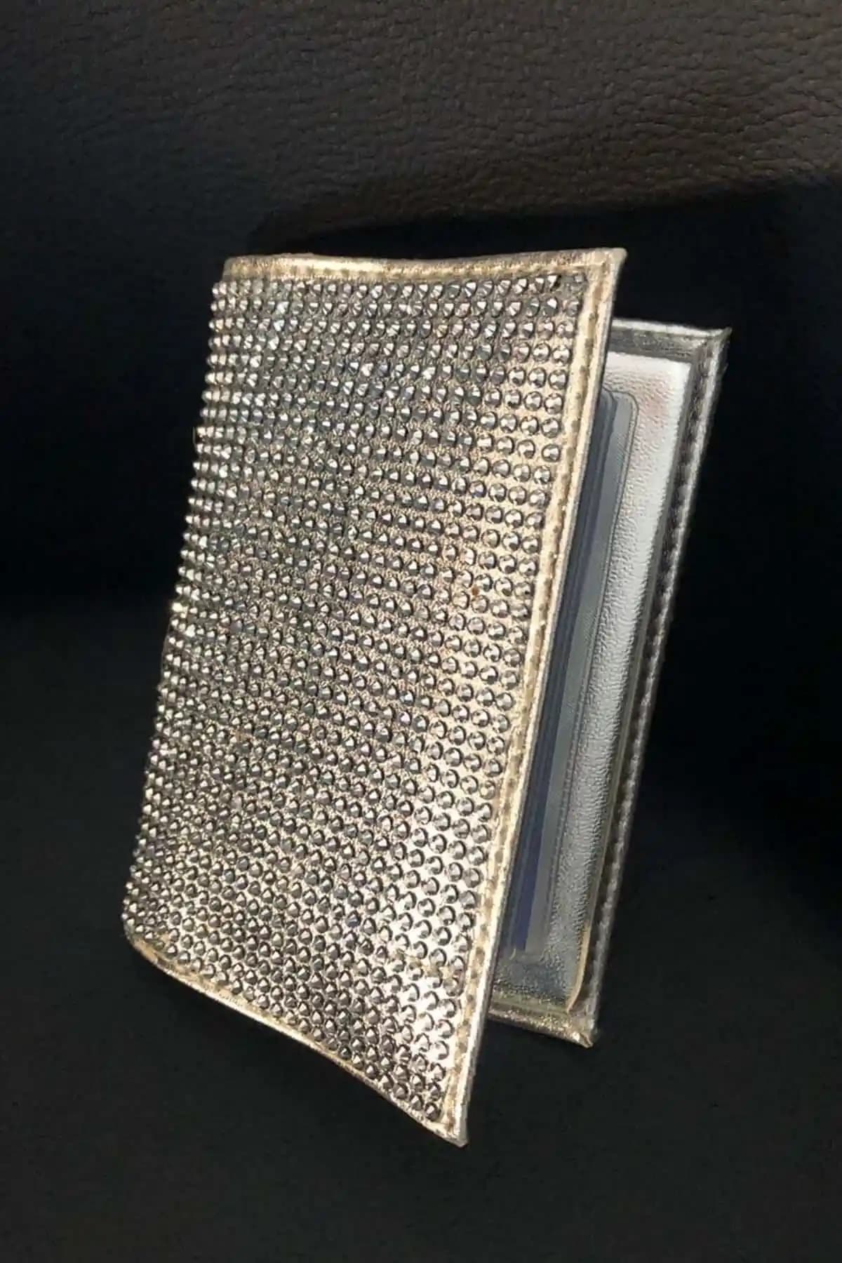 Araba Ruhsat Kılıfı: Kristal Taş Detaylarıyla Şıklık ve Koruma Sağlar