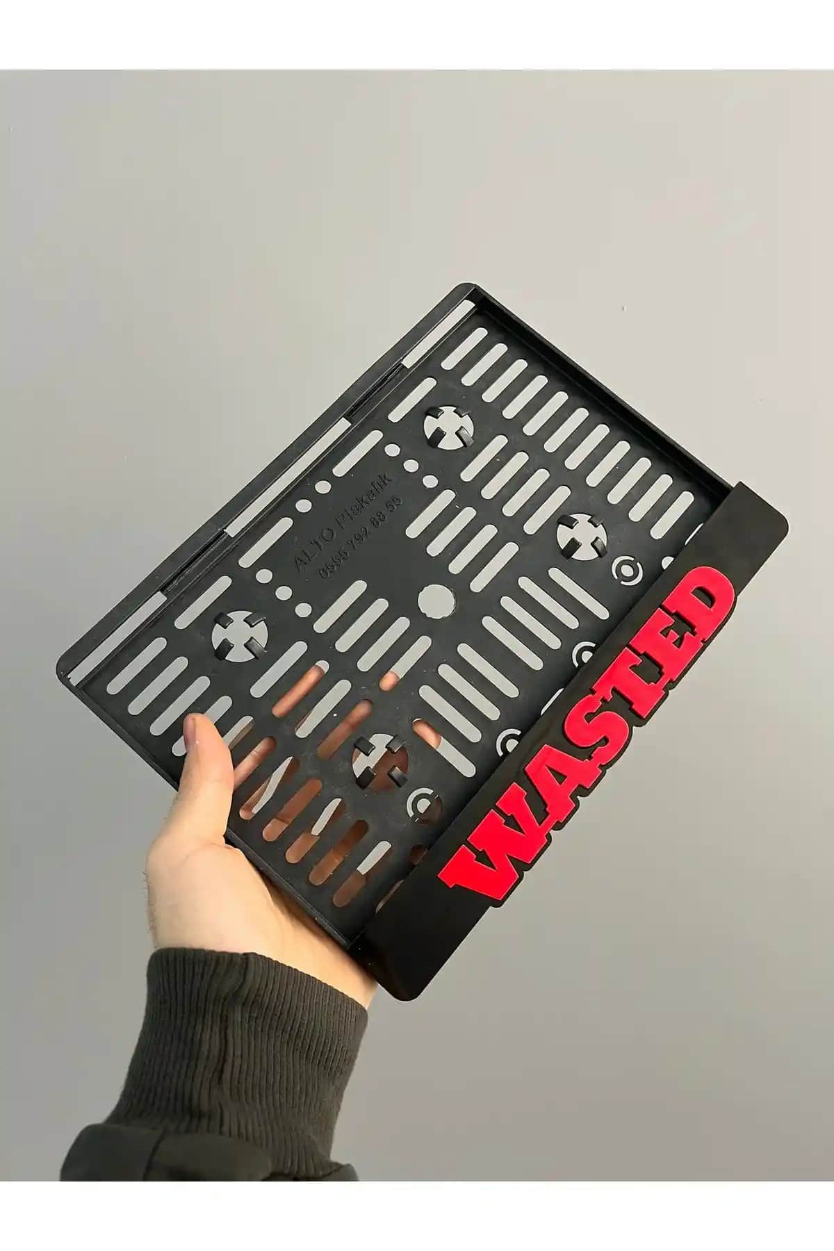 Karbonsoft Wasted ve Pleksi Shop Casper Motor Plakalık Karşılaştırması