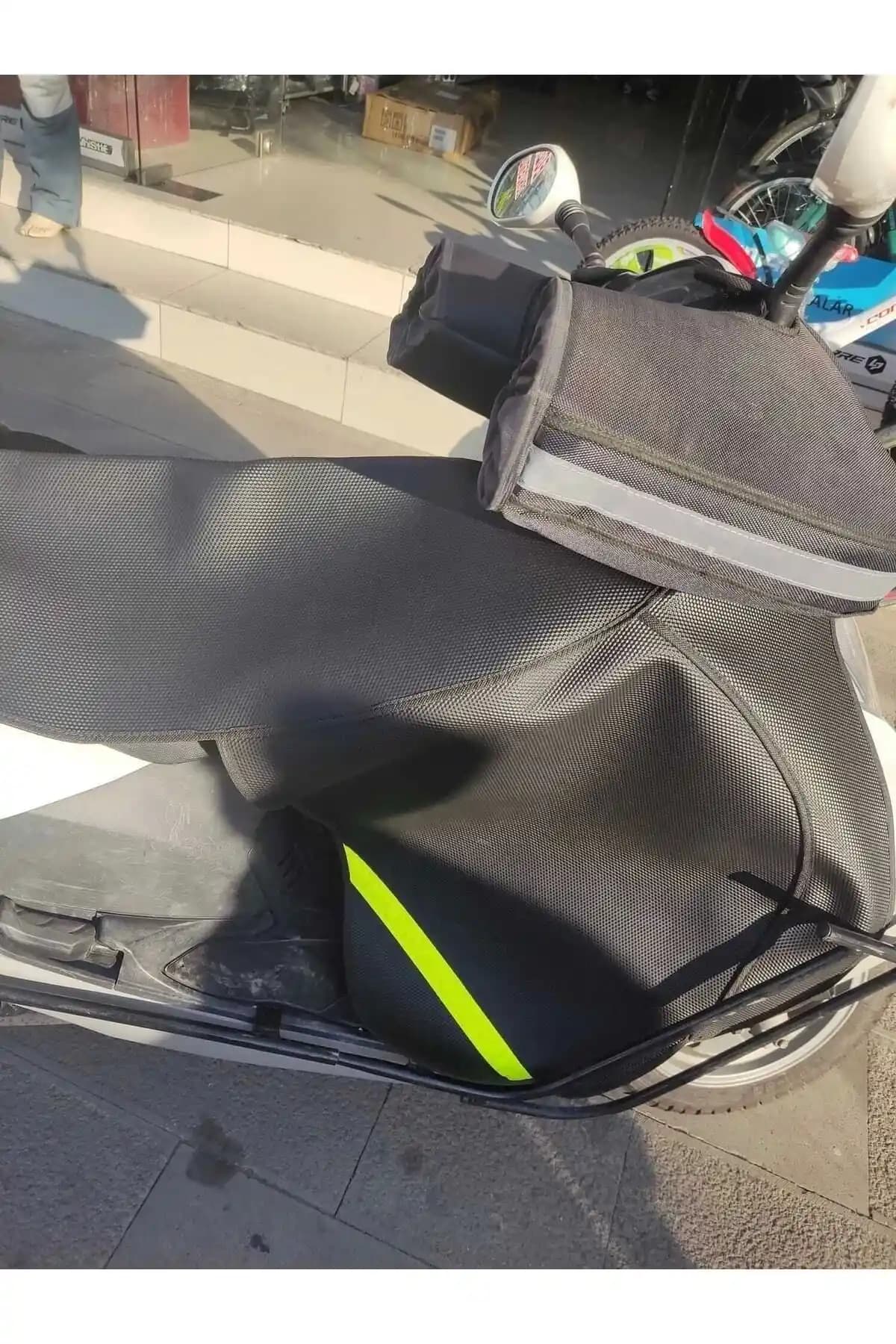 Toprack Diz Örtüsü: Scooter Kullanıcıları İçin Koruma ve Konfor Sağlayan Pratik Çözüm