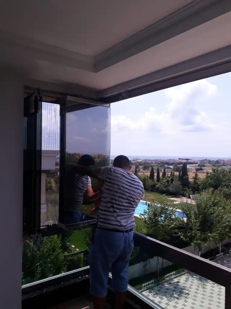 Cam Balkon Filmi Seçim Rehberi: Estetik ve Fonksiyonellik İçin Doğru Tercih