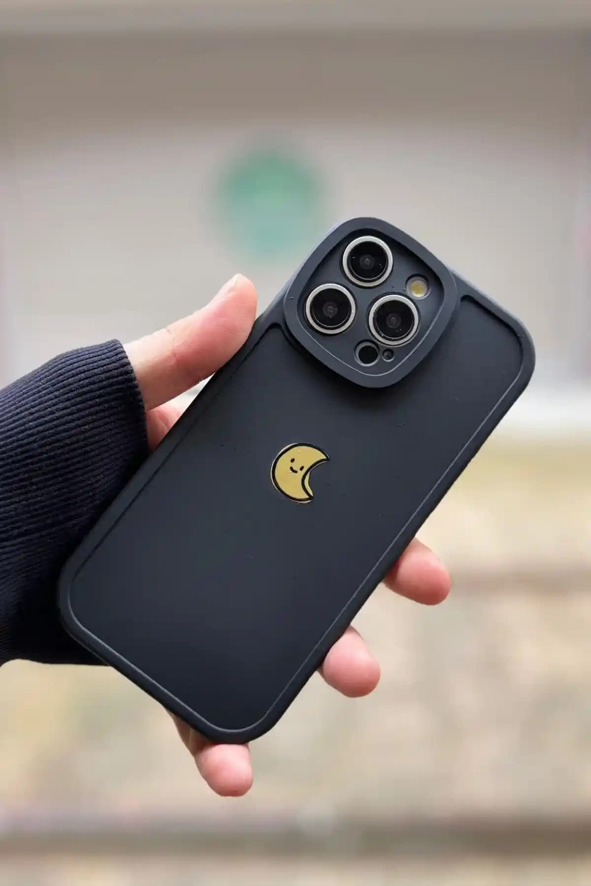 Desenli Siyah Silikon iPhone Pro Max Kılıfı: Modern Tasarım ve Koruma Özellikleri