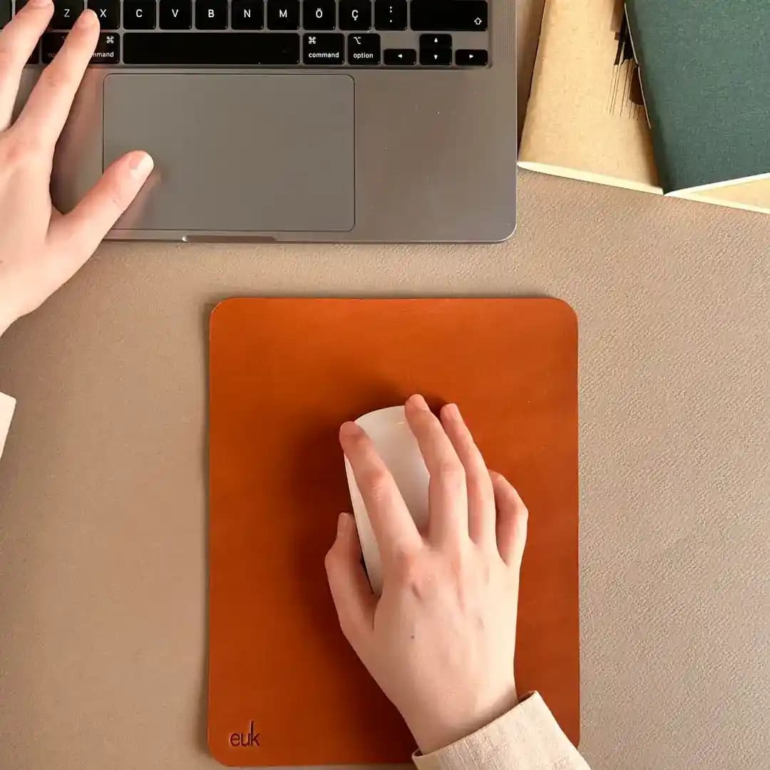 Ergonomik ve Şık Deri Mousepadler: Modern Çalışma Alanlarının Vazgeçilmezi