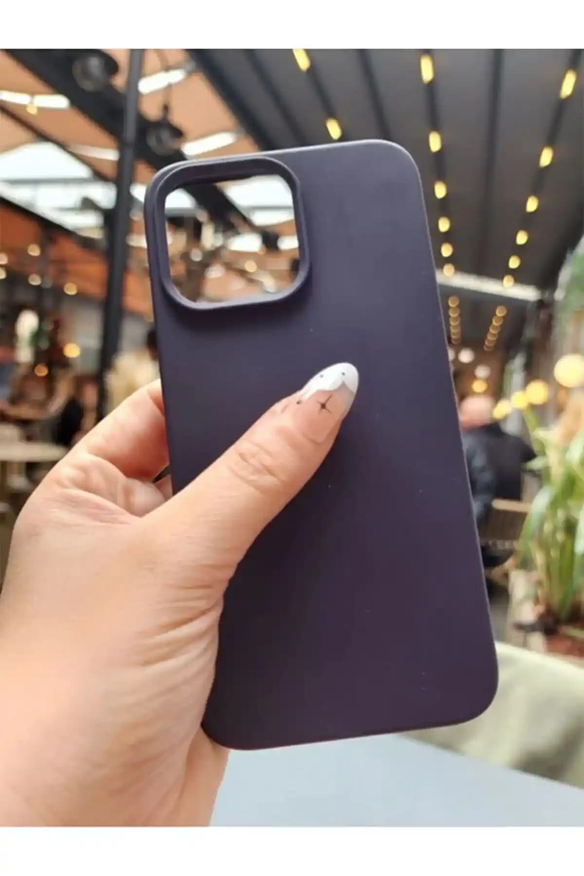 iPhone 15 için Kadife Kılıf: Şıklık ve Koruma Bir Arada Sunar