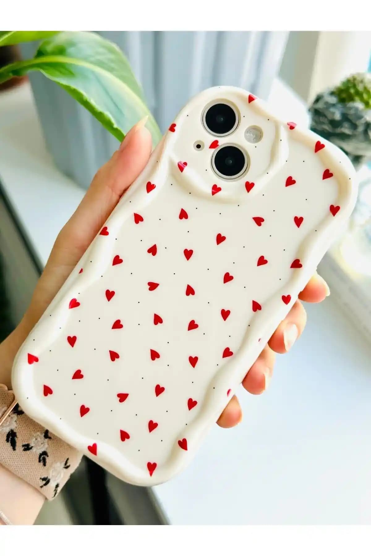 Kırmızı Kalpler Temalı Aksesuar Kapaklarıyla Günlük Kullanım ve Estetik Yaklaşımlar