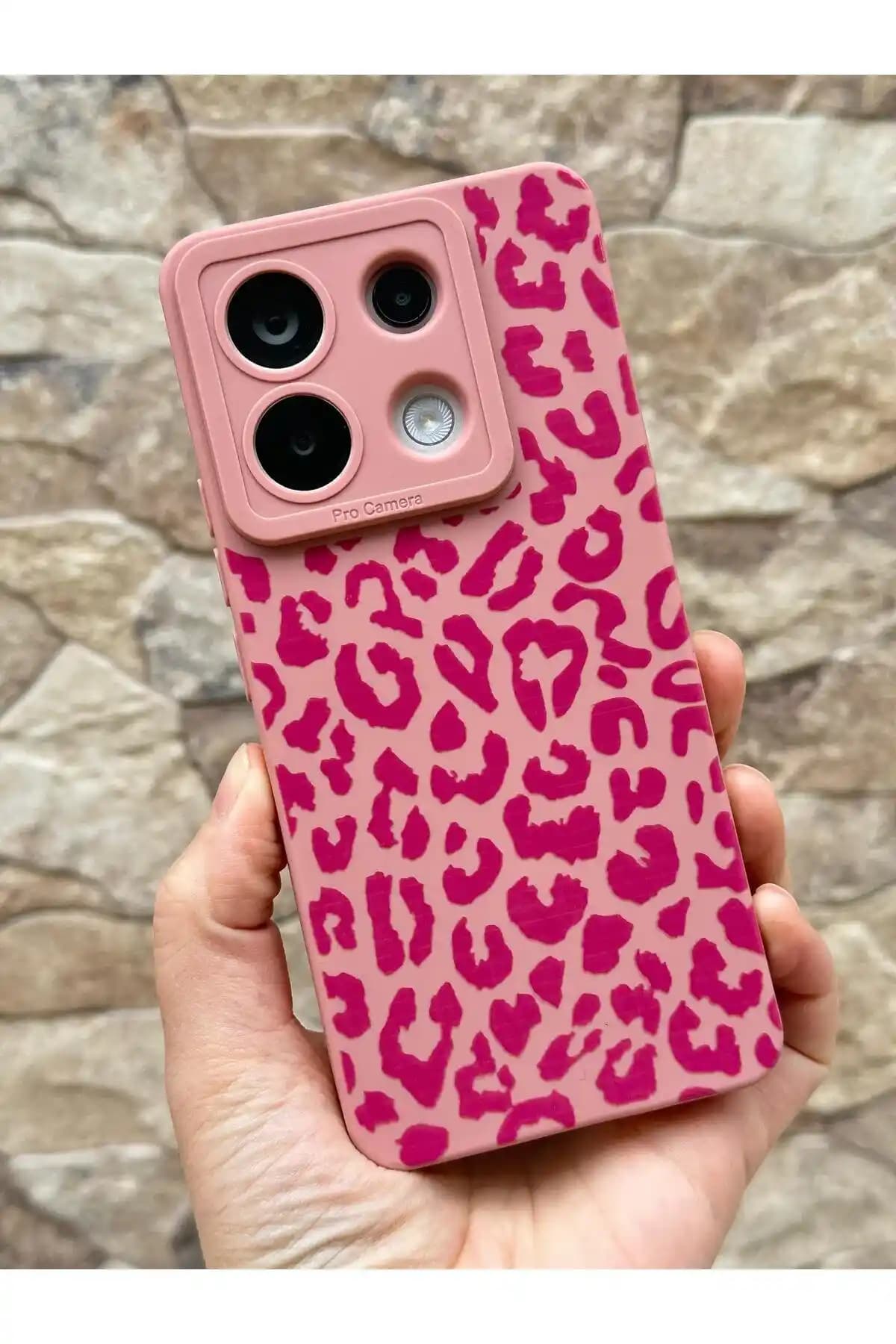 Pembe Leopar ve Kamera Kılıfı Karşılaştırması: Estetik ve Koruma Özellikleri Analizi