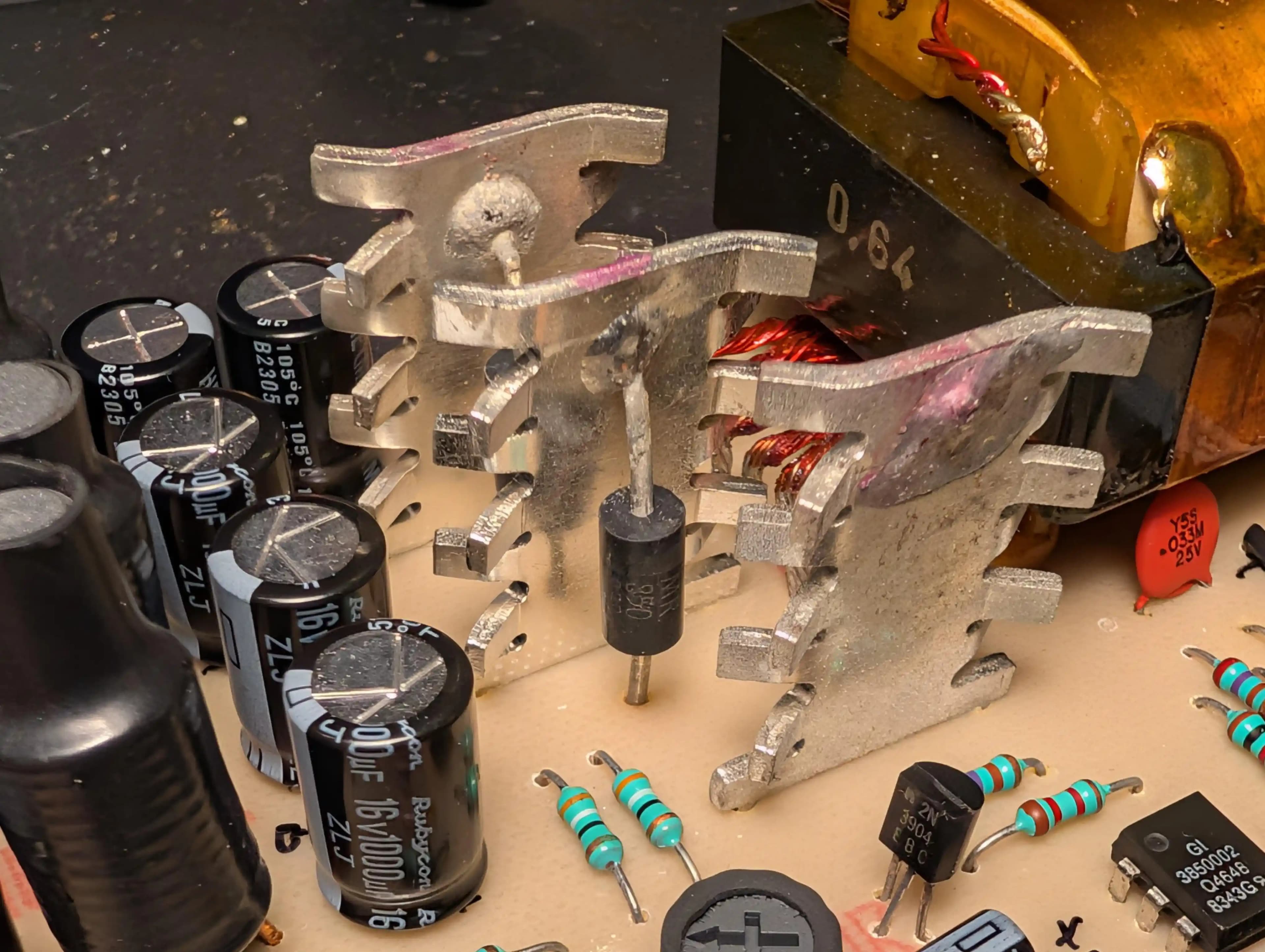 Apple IIe Güç Kaynağında Alüminyum Soğutuculu Diyot ve Isı Yönetimi Teknikleri