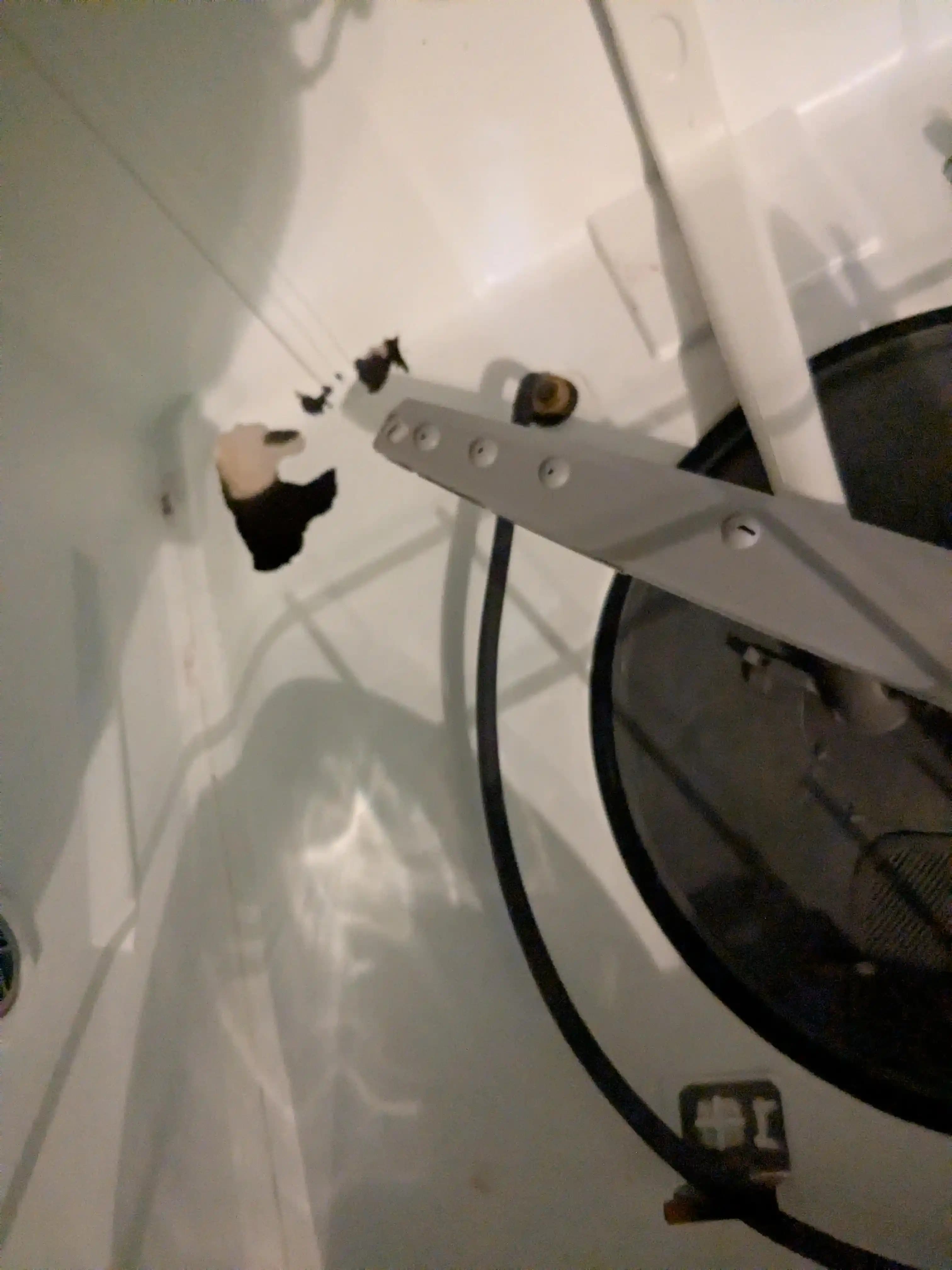 Bulaşık Makinesi Tabanındaki Delikler: Nedenleri, Tamir Yöntemleri ve Kalıcı Çözümler