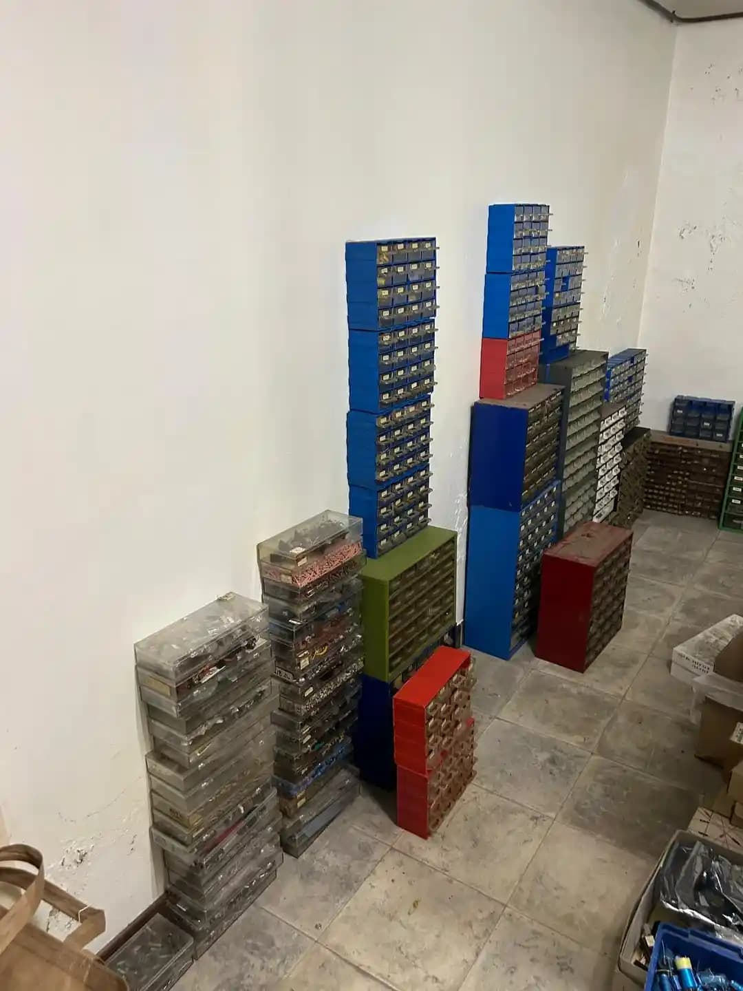 Büyük Elektronik Parça Toplu Alımı: Eski Stokların Değerlendirilmesi ve Dikkat Edilmesi Gerekenler