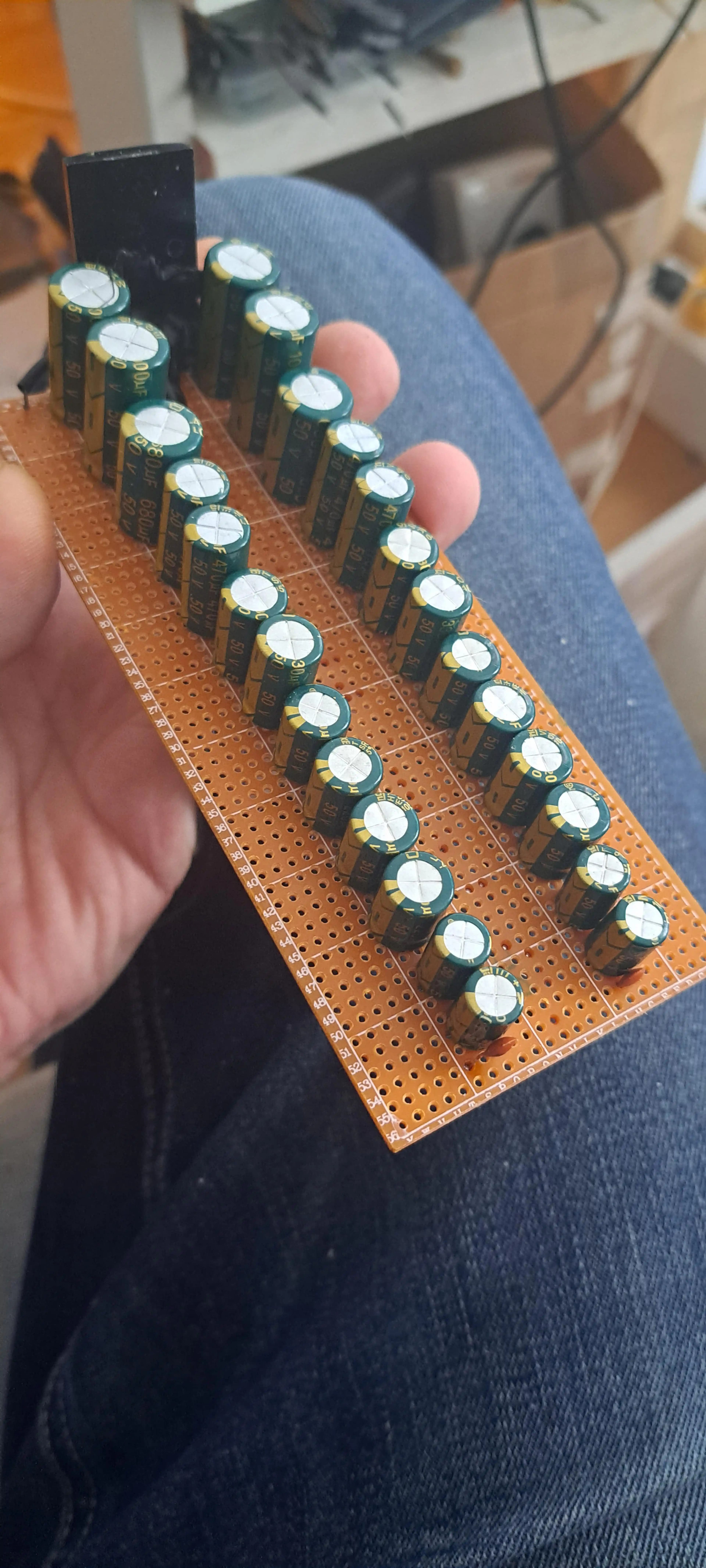 Büyük Kapasitör Eksikliğinde Alternatif Kapasitör Dizilimi ve Elektriksel Etkilerinin İncelenmesi