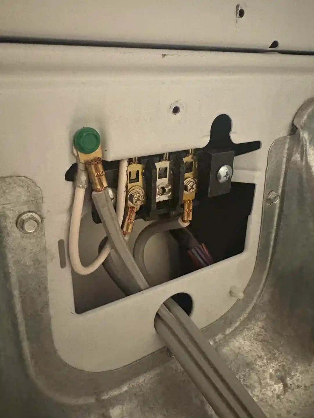 Çamaşır Kurutma Makinesinde Nötr ve Topraklama Hattı Bağlantısının Doğru Yapılması ve Güvenlik Önemi