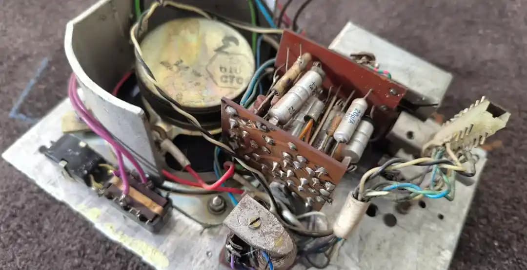 Doğu Bloku El Yapımı İnterkom Sistemleri ve Cordwood PCB Teknolojisinin Teknik İncelemesi