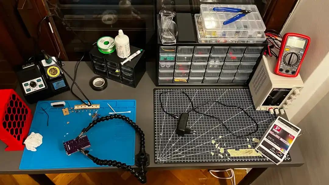 Evde Elektronik Laboratuvarı Kurulumunda İşlevsel ve Ergonomik Çalışma Alanı Oluşturma Yöntemleri