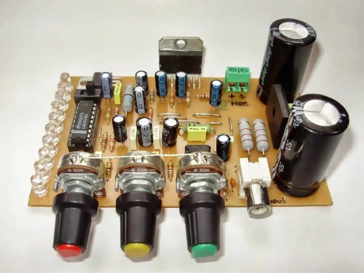 Macropad PCB Tasarımında Topraklama, Düğme Yerleşimi ve Açık Kaynak Yaklaşımları