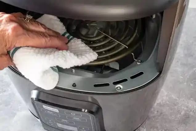 Ninja Airfryer Temizliği: Teflon Kaplama Bakımı ve Doğru Temizlik Yöntemleri