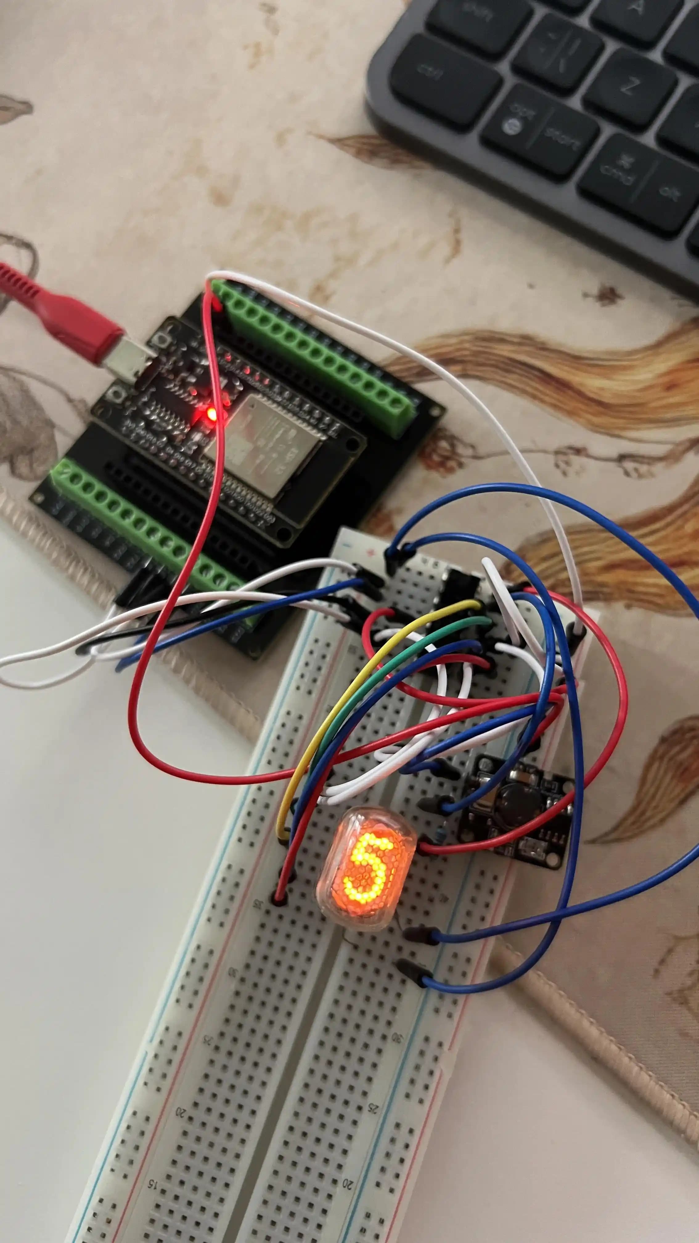 Nixie Tüpleri: Tarihçesi, Teknik Özellikleri ve Kullanım Alanları Üzerine Detaylı İnceleme