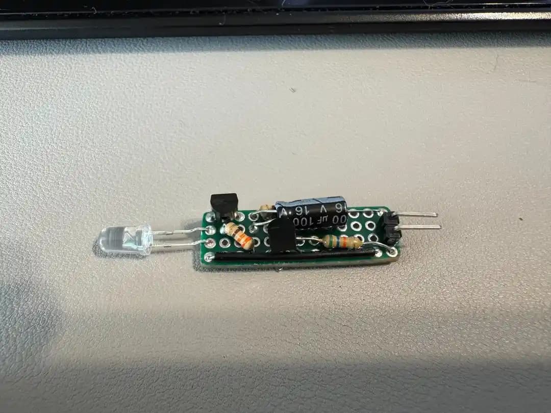 Taşınabilir LED Güvenlik Feneri Tasarımı: Basit Transistörlü LED Flaşör Devresi