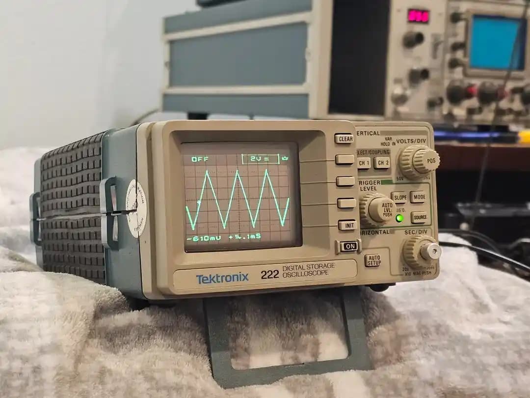 Tektronix Mini Dijital Osiloskoplar ve CRT Teknolojisi: Özellikler, Bakım ve Tarihsel Değer