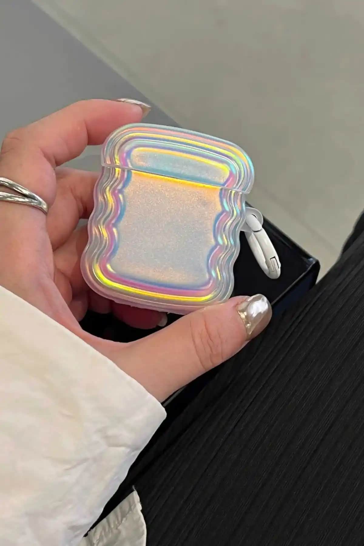 AirPods 1 ve 2 için KVK PRİVACY Hologram Kılıfı ve Silikon Kapak Karşılaştırması