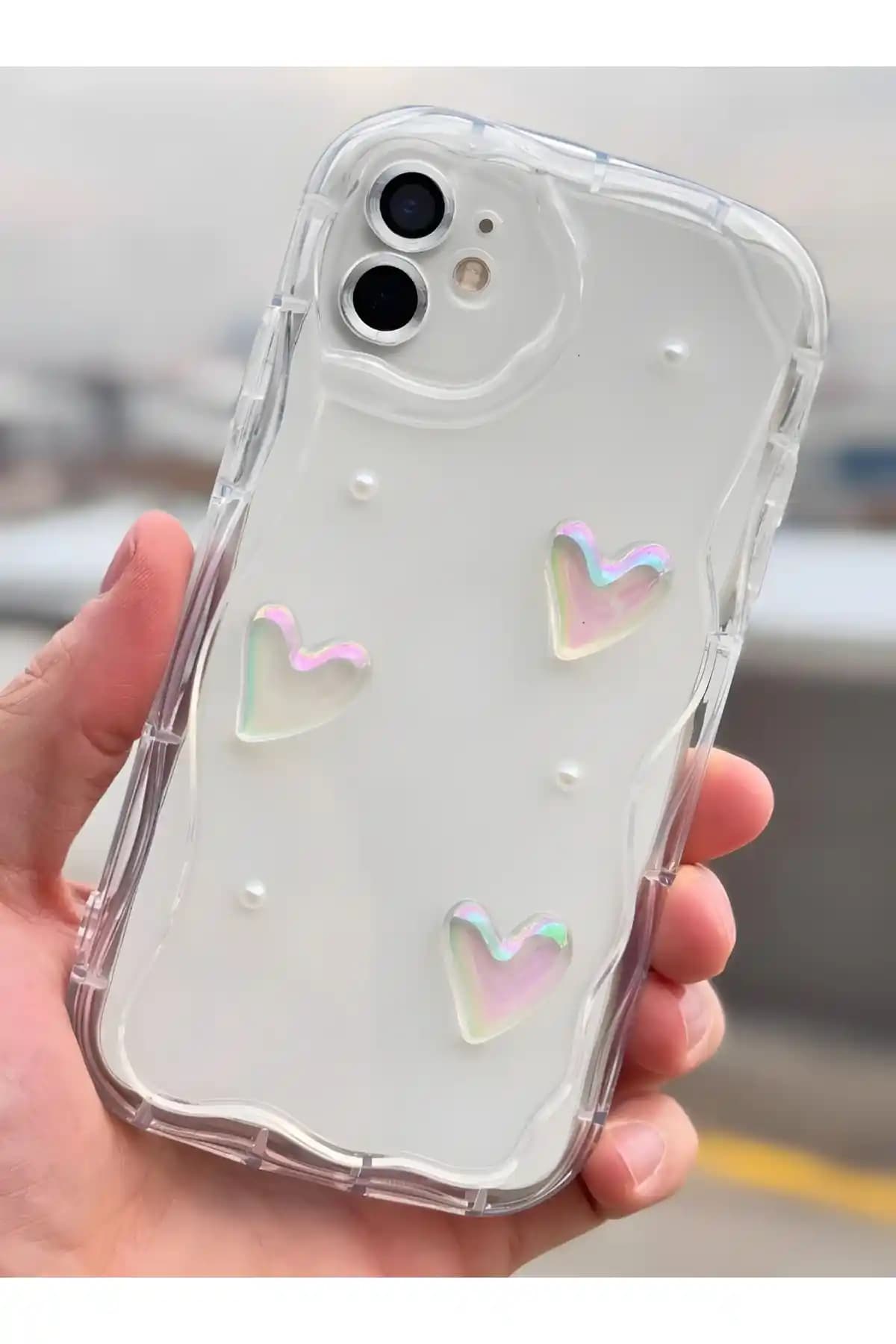 Fibaks iPhone 11 Kılıflarını Karşılaştırıyoruz: Kalpli ve Papatya Desenli Modellerin Özellikleri