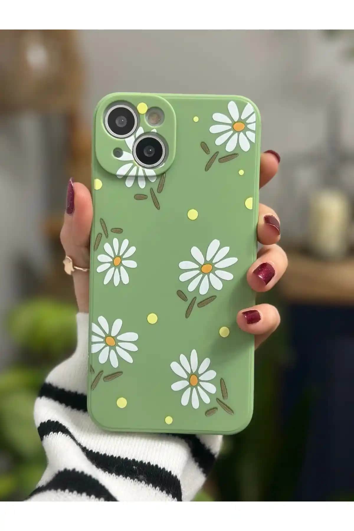 Go Aksesuar iPhone 14 Plus Papatya ve Smile Baskı Desenli Kılıfların Karşılaştırması