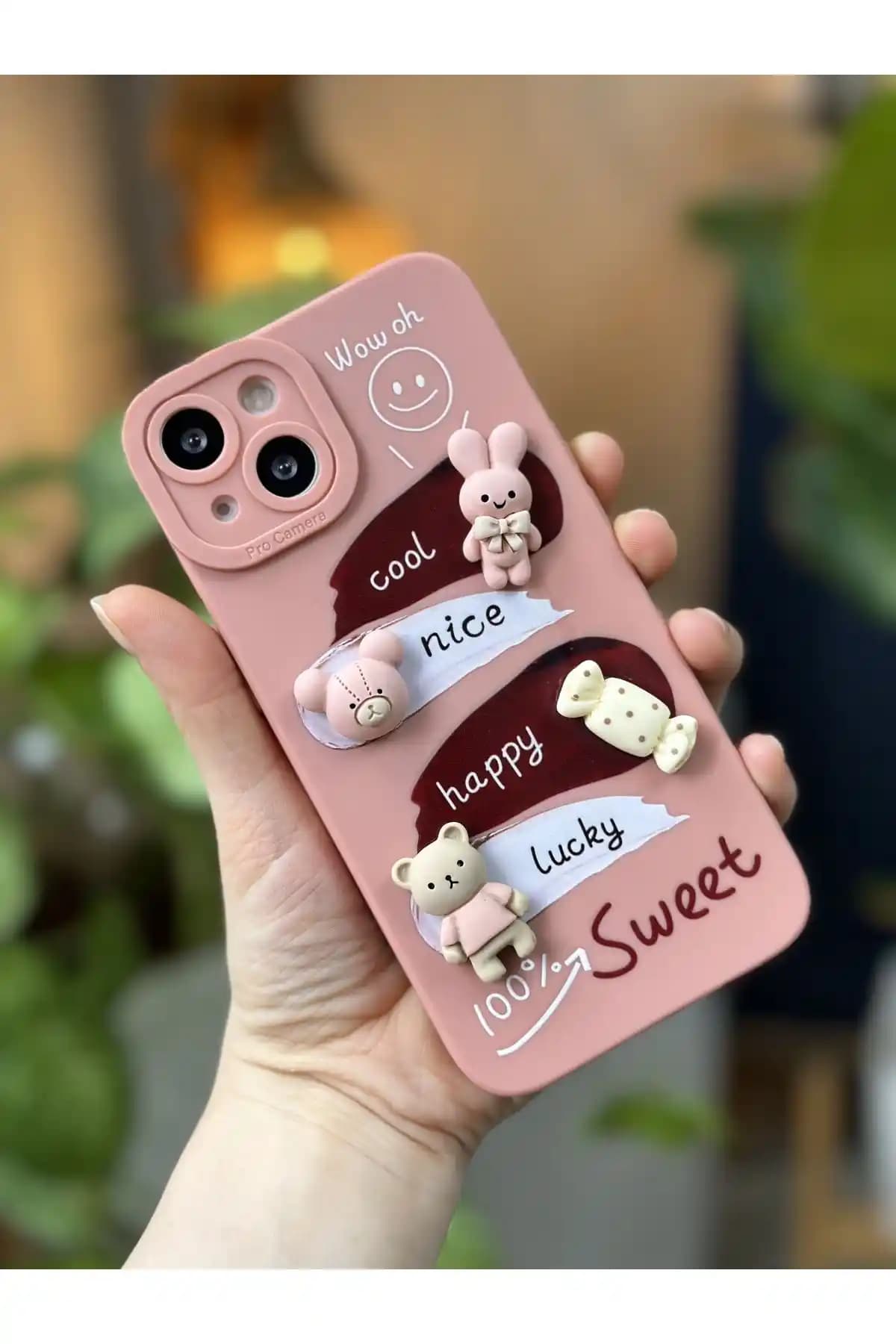 İki farklı iPhone kılıfı karşılaştırması: Ayıcık ve siyah tasarım seçenekleri