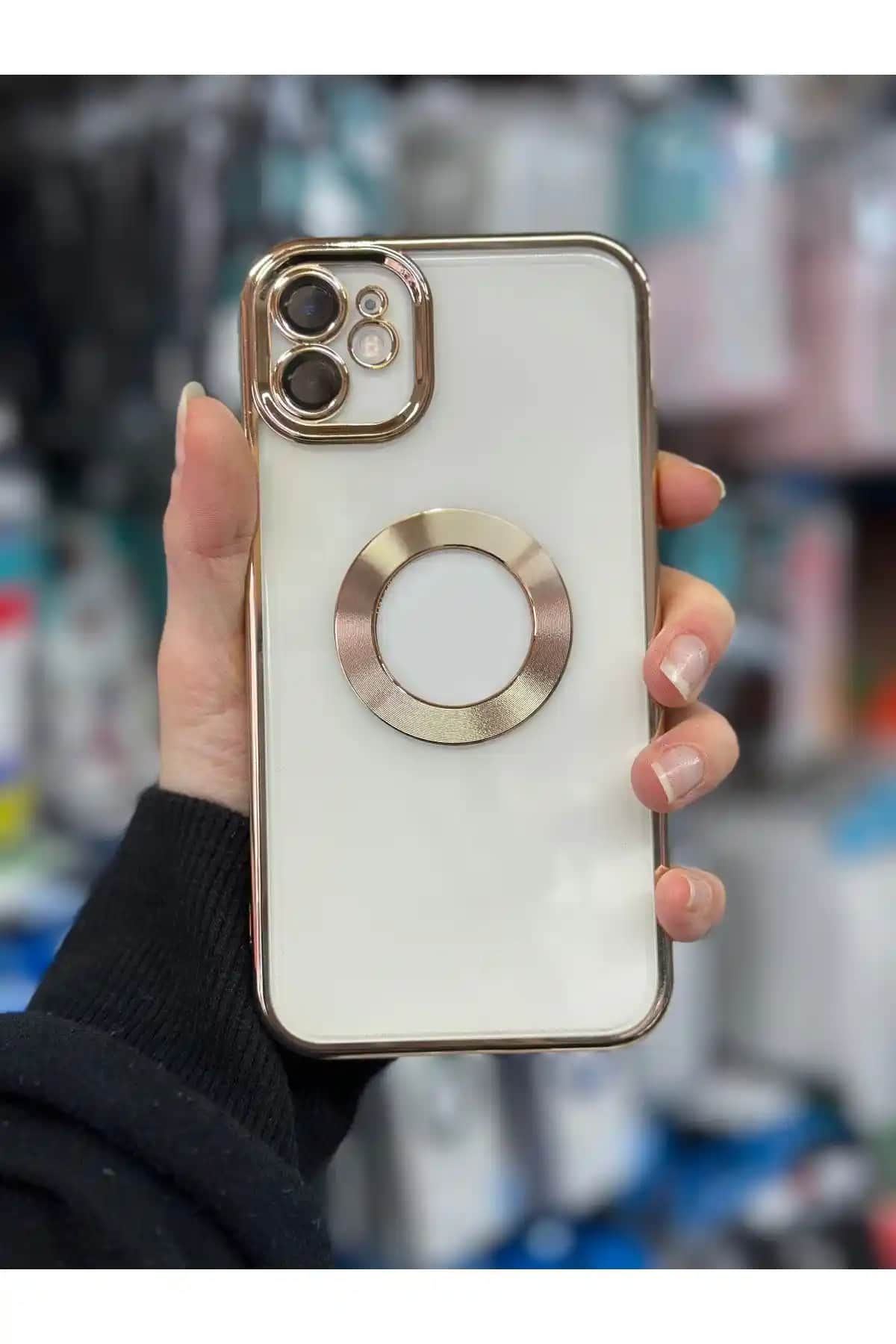 iPhone 11 için Gold Lazer Delikli Kılıf Şıklık ve Koruma Sunar
