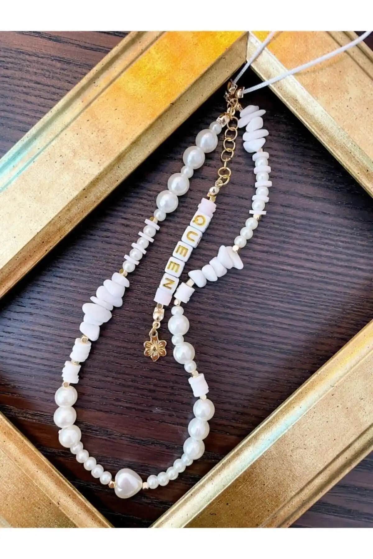 LOVELYCOLLECTİON Quenn Yazılı Taşlı Telefon Askısı: Şıklık ve İşlevselliğin Birleşimi