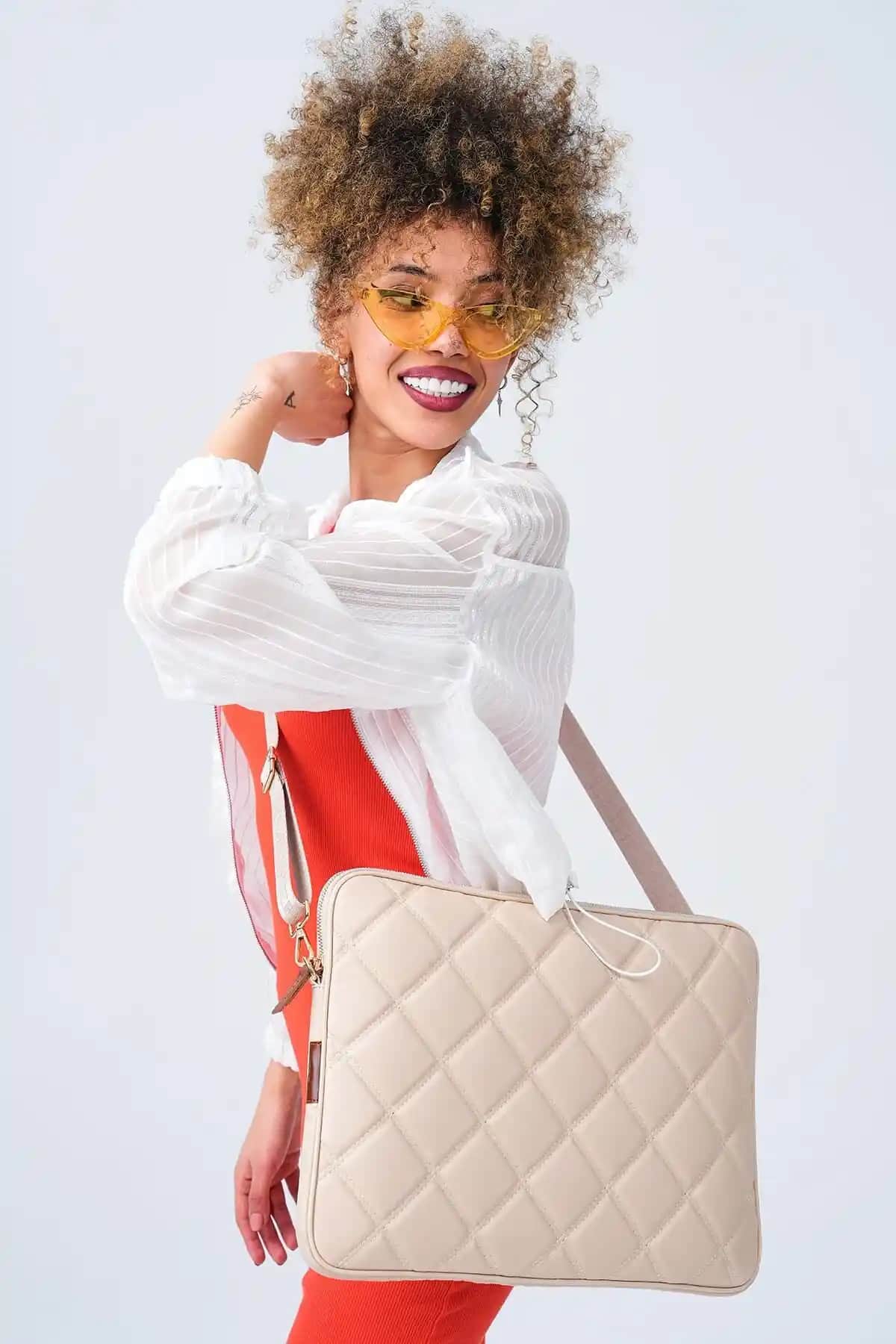 MORCA Kapitone Laptop Kılıfı 15.6 ve 16 İnç Bej Tasarım ve Koruma Özellikleriyle