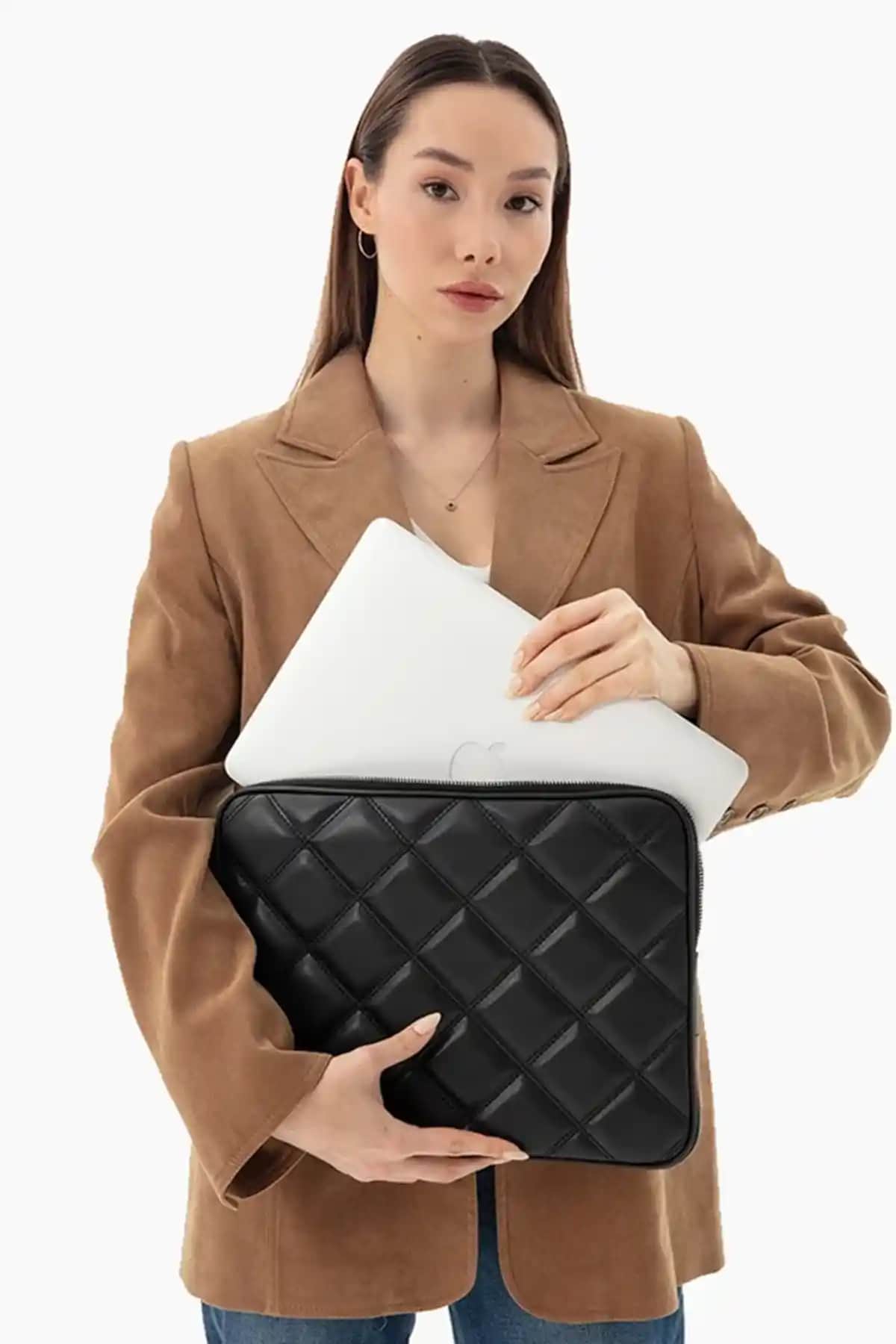 MORCA Siyah Kapitone MacBook Kılıfı 13-13.3 İnç Şık ve Dayanıklı Koruma Çözümü