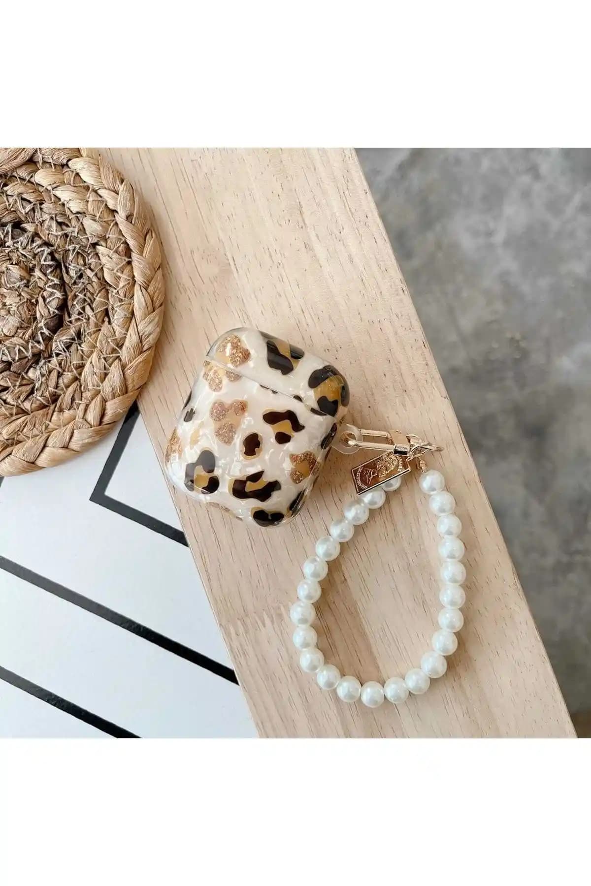 W Wopiece Leopar Desenli AirPods Kılıfı: Şık ve Koruyucu Tasarım