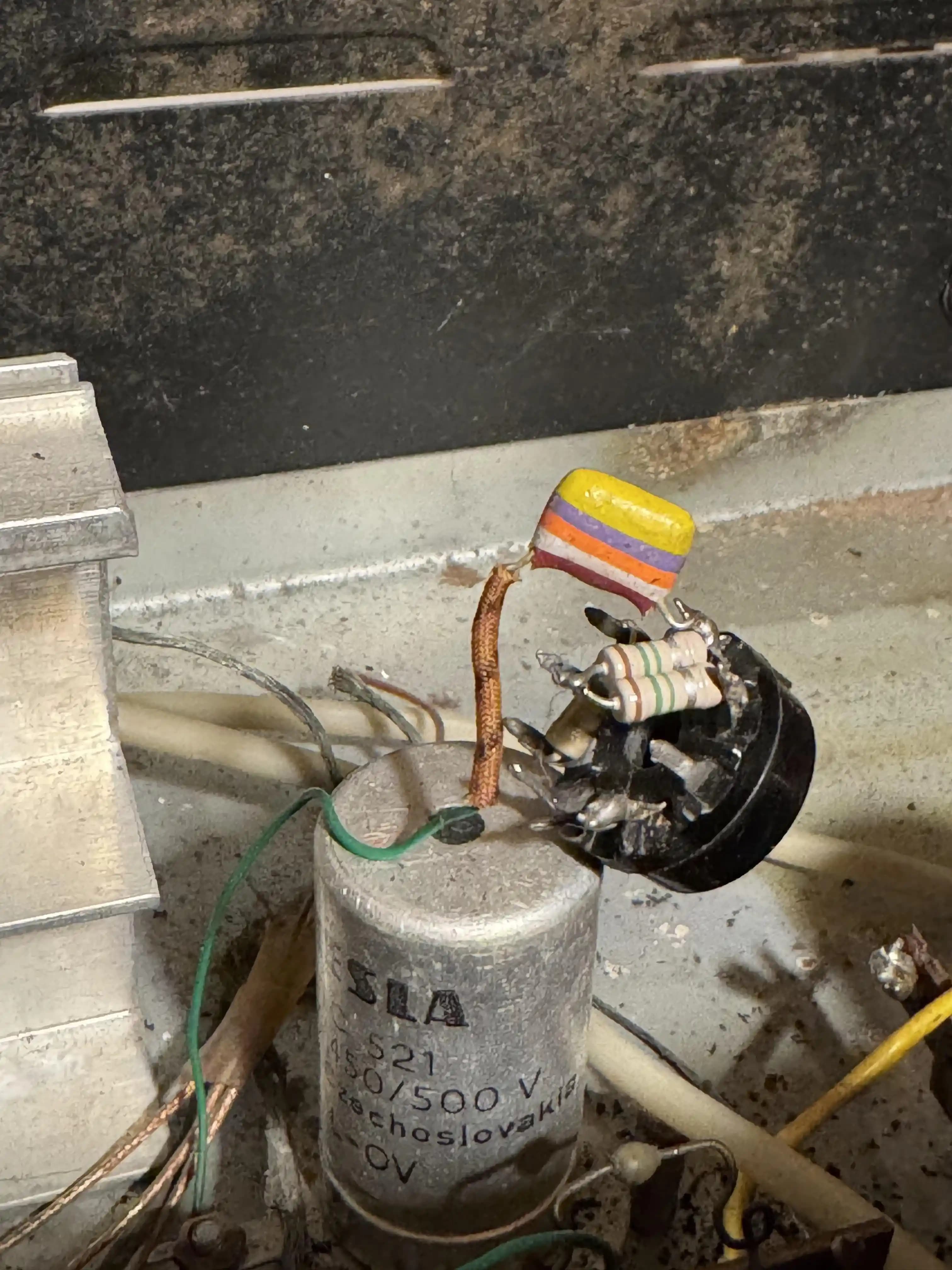 Dirençler ve Kondansatörlerin Estetik ve İşlevsel Dönemleri ile Modern Tamir Zorlukları